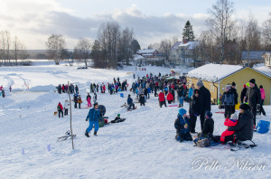 Alla åldrar har kul i snön Foto: Pelle Nilsson / Ljungandalen.info