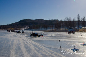 Angling på munkbysjön i strålande sol. foto Pelle Nilsson Ljungandalen.info