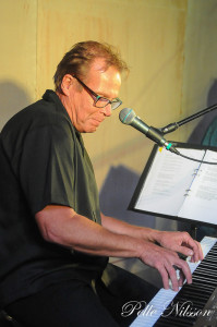 Dick Sörholm är en ny bekanskap i The Nightdrivers som spelar klaviatur Foto: Pelle Nilsson Ljungandalen.info