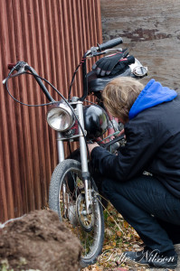 Mopeder behöver omvårdnad innan tävling på mopeddag hos Karlsro flyers Foto: Pelle Nilsson Ljungandalen.info