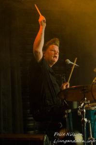 Jimmy Lundgren (aka "Turbo Pimp") bakom trummorna i Small Town Pimps Foto: Pelle Nilsson Ljungandalen.info