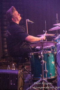Jimmy Lundgren (aka "Turbo Pimp") bakom trummorna i Small Town Pimps Foto: Pelle Nilsson Ljungandalen.info