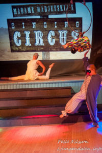 Duktuga akrobater på cirkusen i Sommarteatern En Ökensaga Foto: Pelle Nilsson