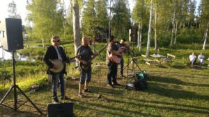 Toner i Strömbacka med Tobias Larsson Band och Victoria Hedström Mobilfoto: Pelle Nilsson / Ljungandalen.info