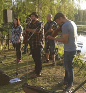 Toner i Strömbacka med Tobias Larsson Band och Victoria Hedström Mobilfoto: Pelle Nilsson / Ljungandalen.info