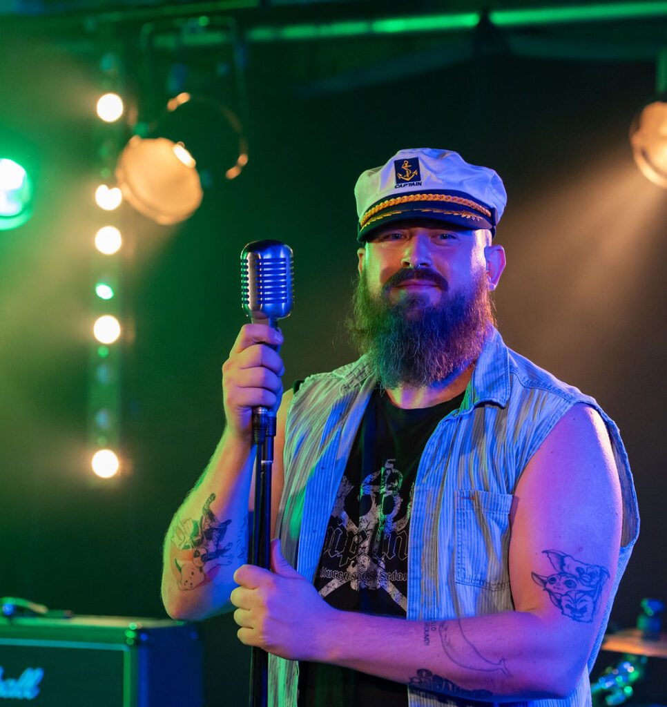 RISKBRUKARNA
Svängig och catchig melankoli, humor och vansinne är vad man får när man sätter hälften nybörjare och hälften erfarna musiker i en replokal bakom sveriges bästa scen. Inspirationen hämtas från allt mellan klassisk svensk punk, trall, pop och metal.

Foto: Patrik Aspholme