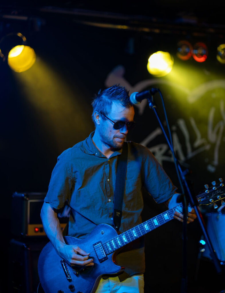 TRALLSKRUV
Sveriges i särklass snabbaste dansband! Med Trallskruv på scen blir det både ostyrigt och svänger ordentligt. Det här är trallpunk från Stockholm, kvalitetstämplad av trallpunksnestorn Mart, med låtar om Foliehattar, Dickpicks och Rosa Blend. Det här är ett band man bara inte får missa. När Drängen, Svensson, Farbror, Empacoolboy_90 och Pråper drar igång står ingen still. Alla älskar Trallskruv, vare sig de vet om det eller inte.

Foto: Patrik Aspholme