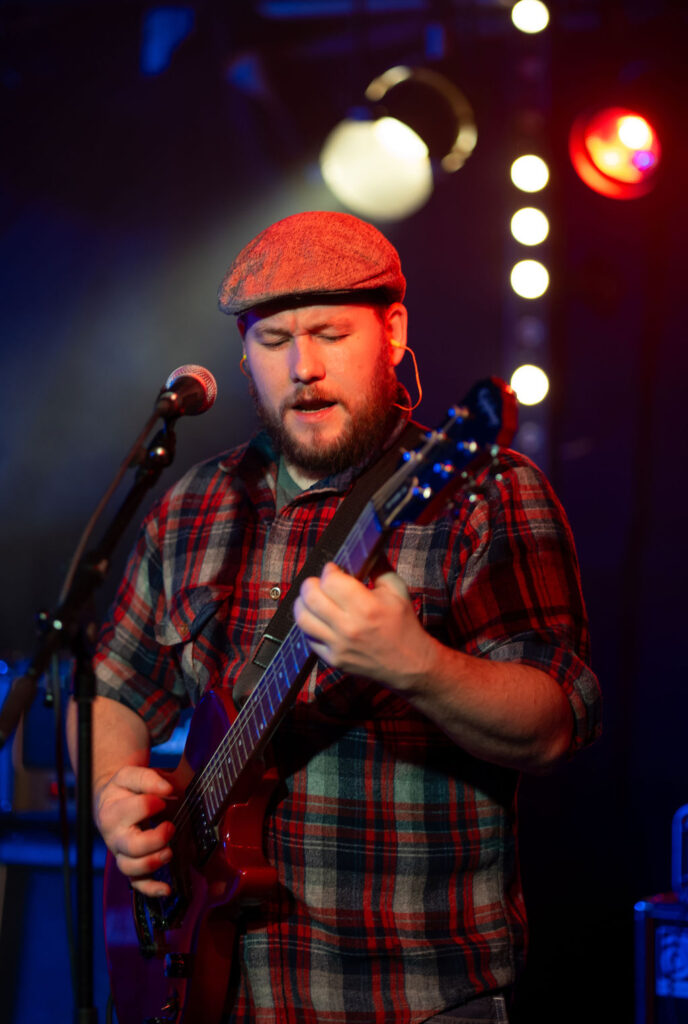 TRALLSKRUV
Sveriges i särklass snabbaste dansband! Med Trallskruv på scen blir det både ostyrigt och svänger ordentligt. Det här är trallpunk från Stockholm, kvalitetstämplad av trallpunksnestorn Mart, med låtar om Foliehattar, Dickpicks och Rosa Blend. Det här är ett band man bara inte får missa. När Drängen, Svensson, Farbror, Empacoolboy_90 och Pråper drar igång står ingen still. Alla älskar Trallskruv, vare sig de vet om det eller inte.

Foto: Patrik Aspholme