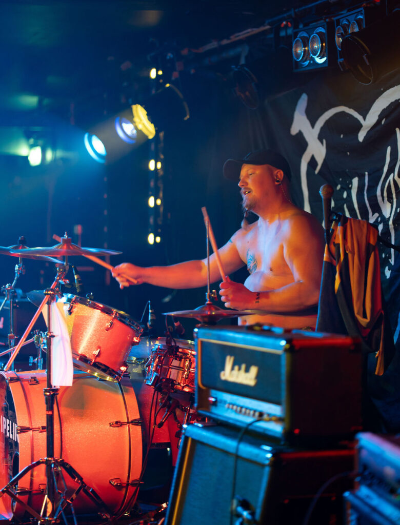 TRALLSKRUV
Sveriges i särklass snabbaste dansband! Med Trallskruv på scen blir det både ostyrigt och svänger ordentligt. Det här är trallpunk från Stockholm, kvalitetstämplad av trallpunksnestorn Mart, med låtar om Foliehattar, Dickpicks och Rosa Blend. Det här är ett band man bara inte får missa. När Drängen, Svensson, Farbror, Empacoolboy_90 och Pråper drar igång står ingen still. Alla älskar Trallskruv, vare sig de vet om det eller inte.

Foto: Patrik Aspholme