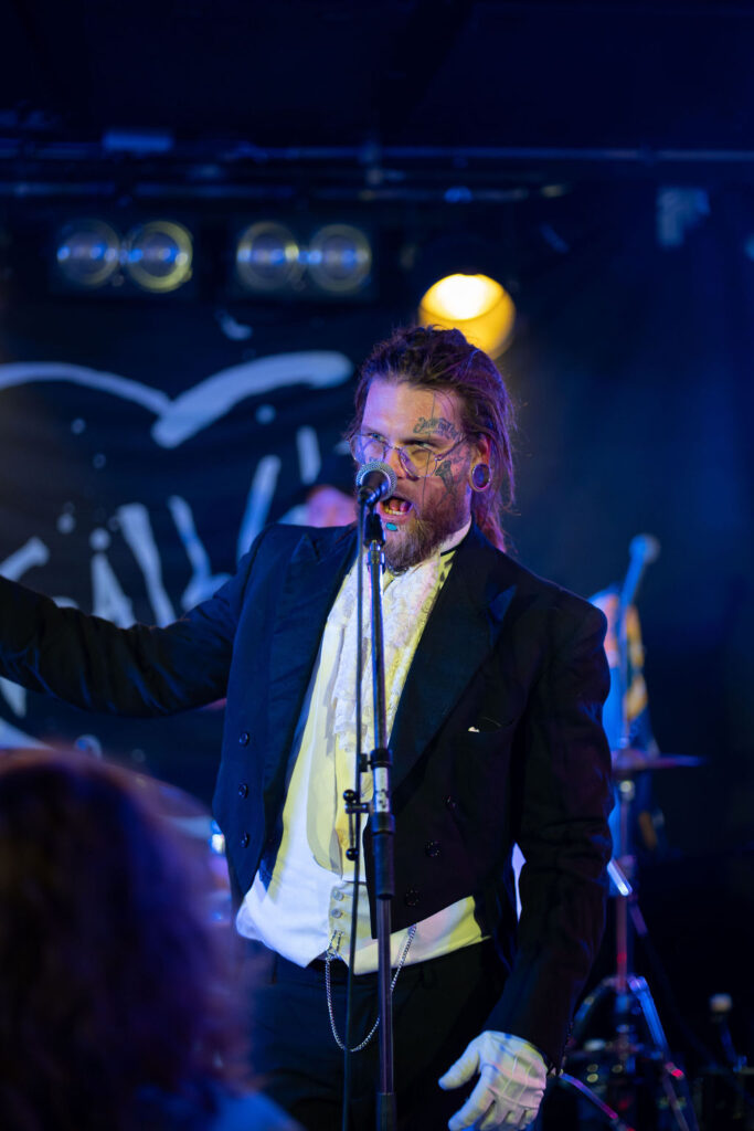 TRALLSKRUV
Sveriges i särklass snabbaste dansband! Med Trallskruv på scen blir det både ostyrigt och svänger ordentligt. Det här är trallpunk från Stockholm, kvalitetstämplad av trallpunksnestorn Mart, med låtar om Foliehattar, Dickpicks och Rosa Blend. Det här är ett band man bara inte får missa. När Drängen, Svensson, Farbror, Empacoolboy_90 och Pråper drar igång står ingen still. Alla älskar Trallskruv, vare sig de vet om det eller inte.

Foto: Patrik Aspholme
