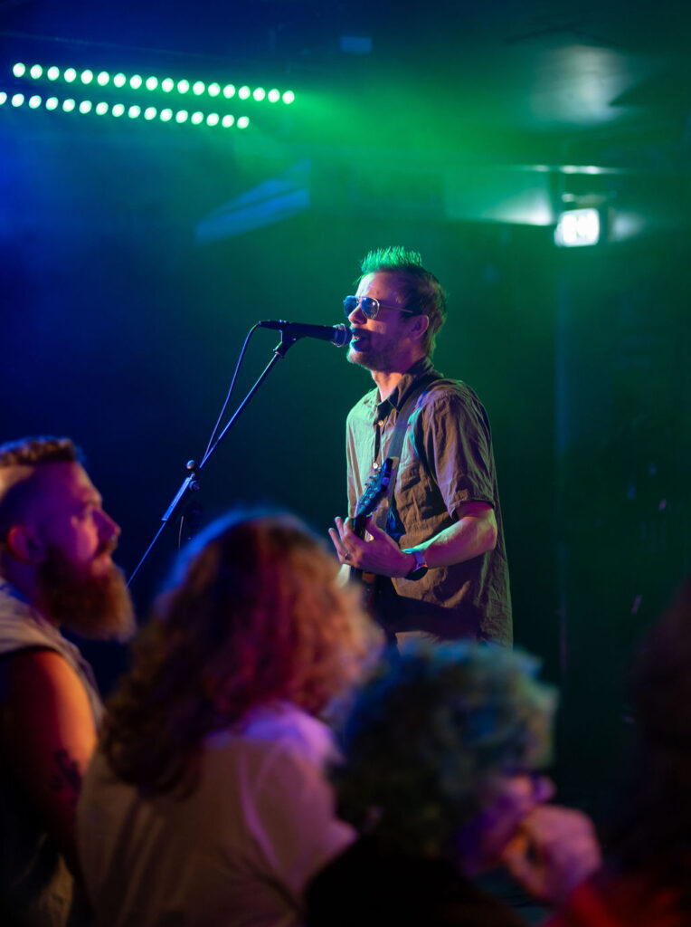 TRALLSKRUV
Sveriges i särklass snabbaste dansband! Med Trallskruv på scen blir det både ostyrigt och svänger ordentligt. Det här är trallpunk från Stockholm, kvalitetstämplad av trallpunksnestorn Mart, med låtar om Foliehattar, Dickpicks och Rosa Blend. Det här är ett band man bara inte får missa. När Drängen, Svensson, Farbror, Empacoolboy_90 och Pråper drar igång står ingen still. Alla älskar Trallskruv, vare sig de vet om det eller inte.

Foto: Patrik Aspholme