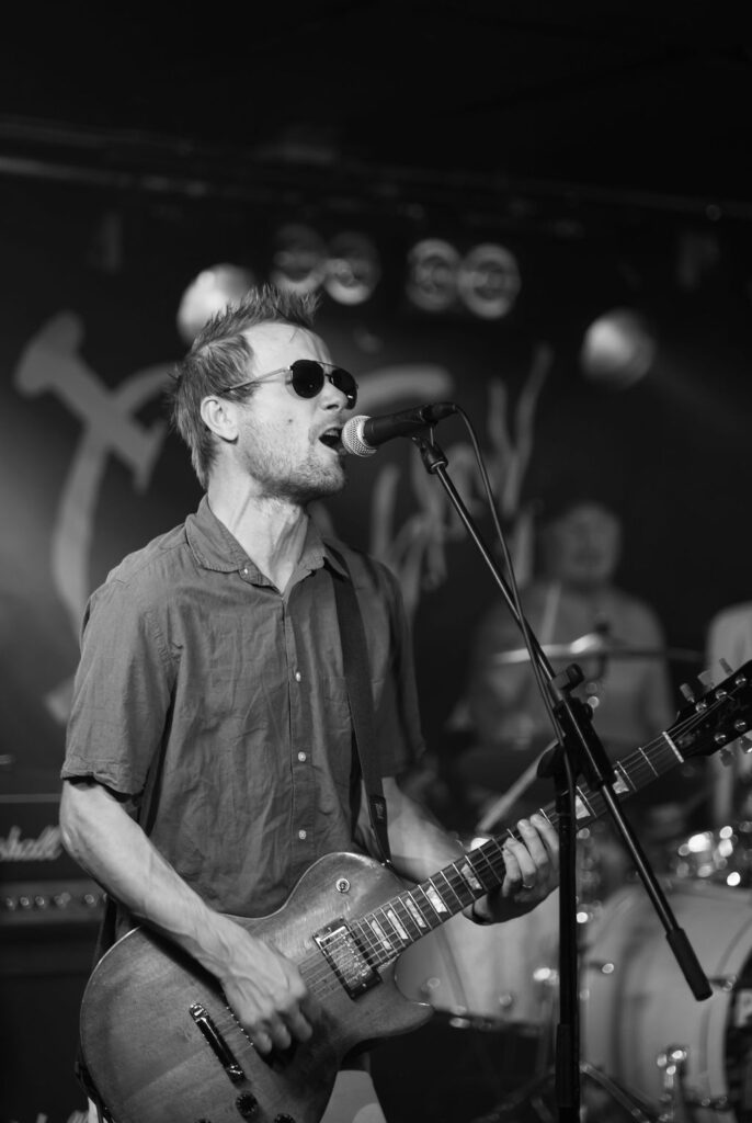 TRALLSKRUV
Sveriges i särklass snabbaste dansband! Med Trallskruv på scen blir det både ostyrigt och svänger ordentligt. Det här är trallpunk från Stockholm, kvalitetstämplad av trallpunksnestorn Mart, med låtar om Foliehattar, Dickpicks och Rosa Blend. Det här är ett band man bara inte får missa. När Drängen, Svensson, Farbror, Empacoolboy_90 och Pråper drar igång står ingen still. Alla älskar Trallskruv, vare sig de vet om det eller inte.

Foto: Patrik Aspholme