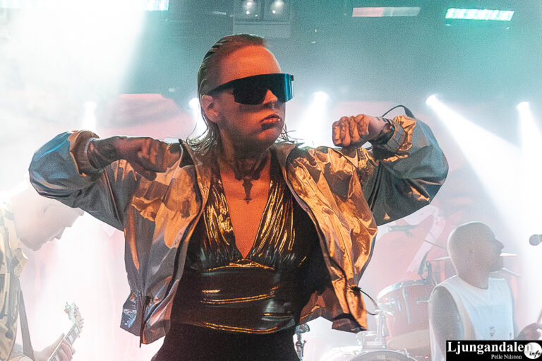 The Headlines på Club Deströyer